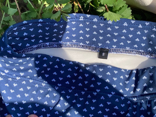 High-waisted Swim Skirt in Navy Arrow Print